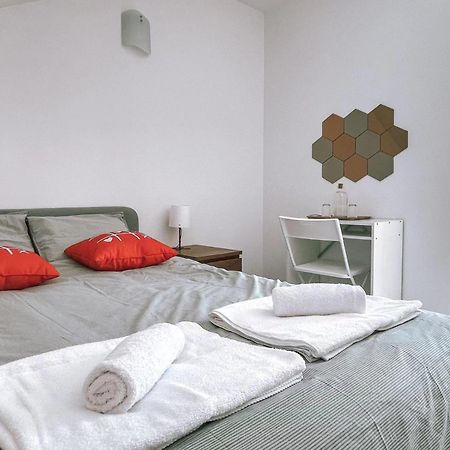 Seaside Room In A Peniche Townhouse Featuring A Private Bathroom And Shared Access To The Swimming Pool And Kitchen Atouguia Da Baleia Exterior foto